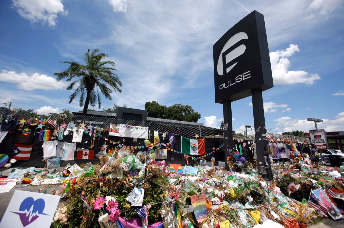 Vụ thảm sát hộp đêm Pulse dành cho người đồng tính ở Orlando (Florida, Mỹ) sáng 12/6/2016 khiến 49 người chết và làm bị thương hơn 50 người khác. Đây là vụ xả súng chết người nhiều nhất trong lịch sử nước Mỹ.