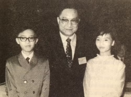 Kim Dung và con trai - Tra Truyền Hiệp (ảnh trái). Ảnh: QQ.