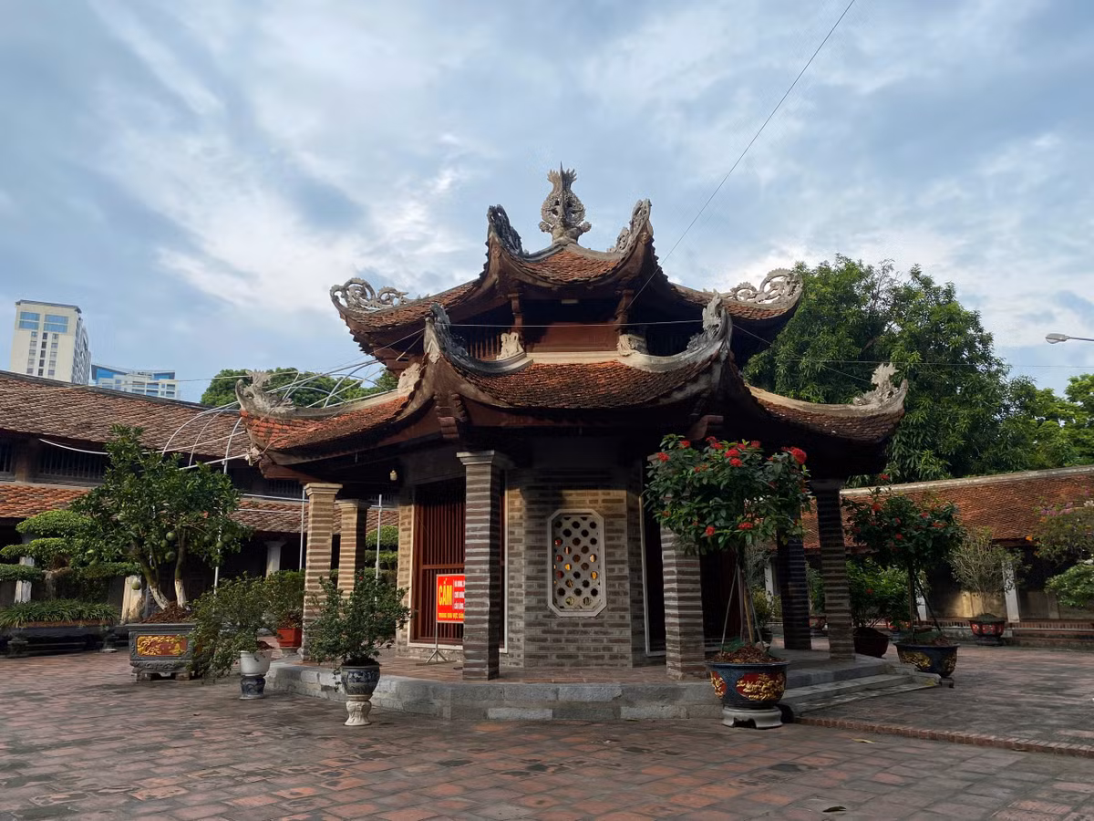 Giữa sân chùa có phương đình với mặt bằng hình bát giác, hai tầng mái, là nơi đặt tượng thiền sư Từ Đạo Hạnh. Phần đỉnh nóc của nhà bát giác có họa tiết hình 4 con phượng đang múa (phượng vũ). Tầng mái bên trên đắp 8 con rồng cuộn tượng trưng cho sự tồn tại của 8 triều vua nhà Lý, tầng mái phía dưới lại đắp hoạ tiết những dải sấu miệng ngậm các đầu đao hài hòa.
