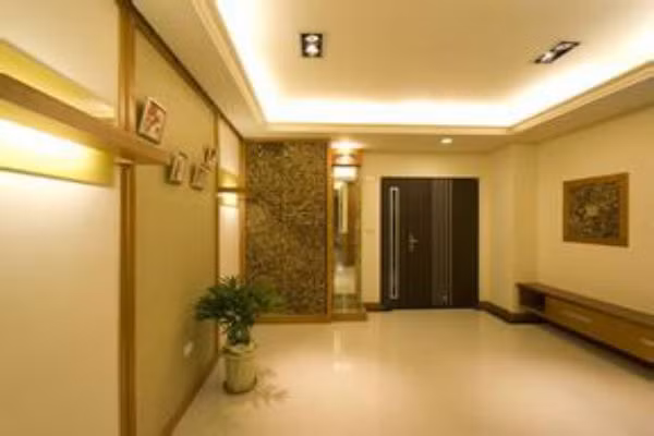 Phong thủy của cửa chính ở phòng khách rất quan trọng. Cửa chính không được đối diện với những nơi có âm khí tương đối nặng như miếu, đền, bệnh viện. Vì âm khí tác quái tất dễ ảnh hưởng xấu hoặc làm hỏng vận khí của nhà bạn. 