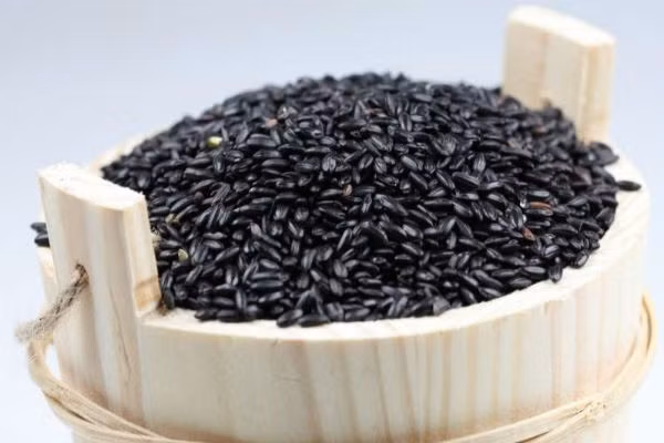  Ngoài ra gạo nếp cẩm còn chứa vitamin C, chất diệp lục, anthocyanin, carotene mà trong gạo thường không có. 