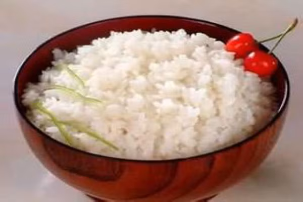  Cơm và các thực phẩm từ nông sản tốt nhất nên ăn hết vào ngày hôm sau. Bởi vì đây là nhóm thực phẩm giàu tinh bột rất dễ bị nhiễm tụ cầu khuẩn và aflatoxin, đây đều là các chất độc hại không thể loại bỏ được ở môi trường nhiệt độ cao, Do vậy, nếu như sau 2 ngày bạn chưa ăn hết thì tốt nhất hãy bỏ đi đừng nuối tiếc. 