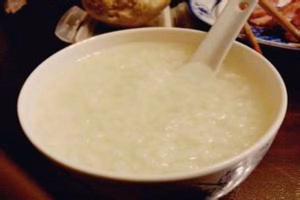  Chế biến thành món khác: Cơm nguội khi hâm nóng thường sẽ bị cứng hoặc không còn dẻo thơm nữa, thậm chí bị hiện tượng "hồ hóa" không tốt cho sức khỏe của bạn. Vì thế hãy biến tấu bằng cách cho nước và nấu thành món cháo thông thường. 