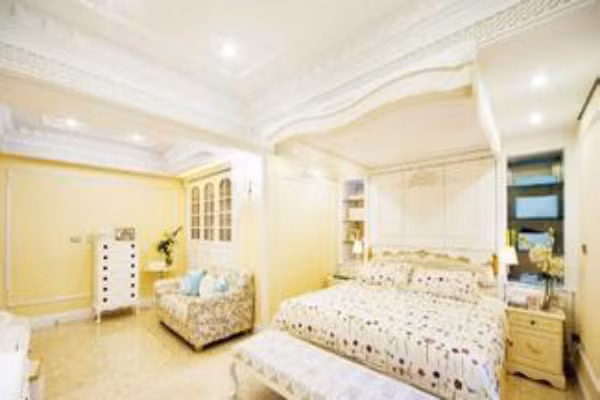 Trần phòng ngủ không được trang trí quá rườm rà phức tạp, kẻo ảnh hưởng tới phương diện tình cảm của nữ chủ nhà. Trần phòng như vậy dễ khiến người yêu bạn có thiên hướng phân tâm hoặc ngoại tình. (Thông tin trong bài chỉ mang tính tham khảo). 
