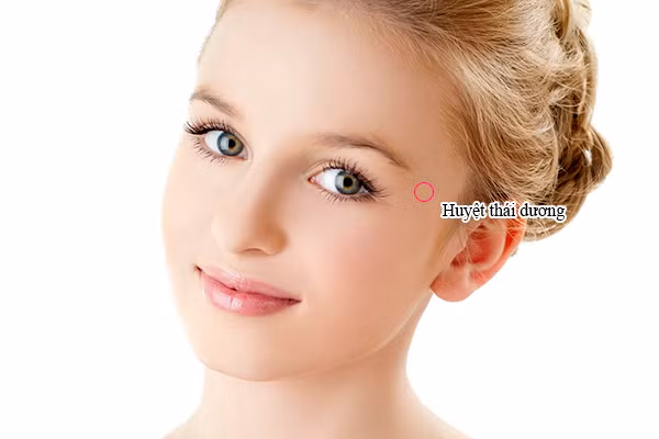 Người phụ nữ có đầu ngắn mà tròn, huyệt thái dương có xương gồ lên được gọi là xương phù tang, trên tai có xương nhô ra gọi là xương ngọc lâu, hai mẫu người này đều là người có tướng mao phú quý, phúc lộc tràn đầy. 