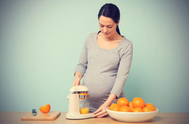  Nhưng theo kết quả khảo sát cho thấy, có đến 85% phụ nữ mang thai qúa béo ở cuối thai kỳ, nhưng đến 94% trọng lượng của thai nhi không tăng. Vì thế các mẹ không nên ăn đêm, việc ăn uống nên kết thúc trước giấc ngủ từ 2-3 tiếng. 