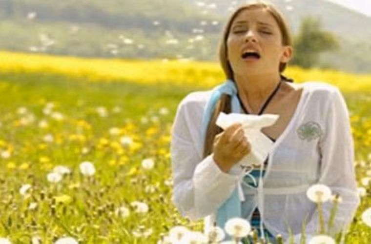  Vì vậy, phụ nữ dễ bị dị ứng càng phải lưu ý phòng tránh nó bằng cách tiêm chủng vắc-xin một số bệnh để tránh suy giảm hệ miễn dịch nhằm đề phòng virut xâm nhập. 