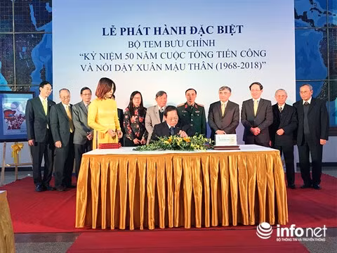 Bộ trưởng Bộ TT&T T Trương Minh Tuấn thực hiện nghi thức đóng dấu phát hành đặc biệt bộ tem.