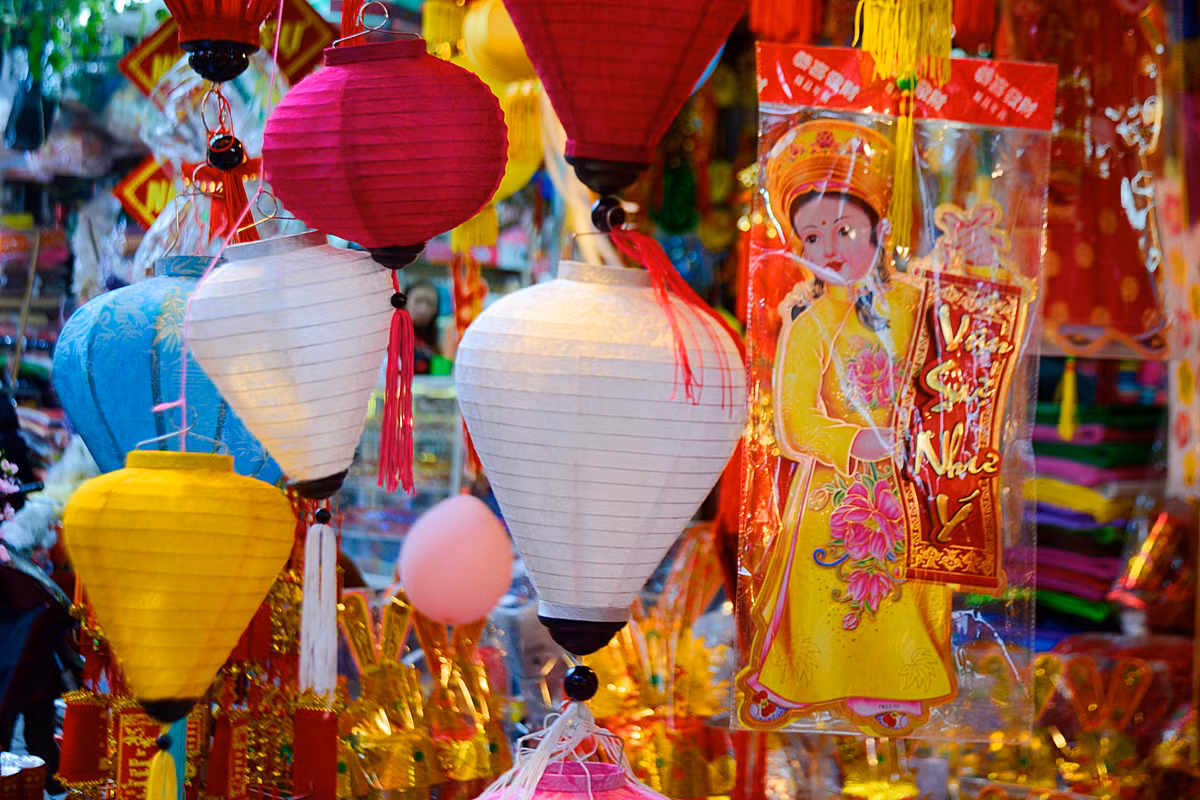 Câu đối xuân có giá từ khoảng 150.000 đồng/cặp...