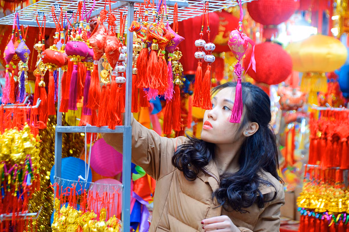 Với người dân sống trên phố Hàng Mã, Tết đã về từ nửa tháng nay.