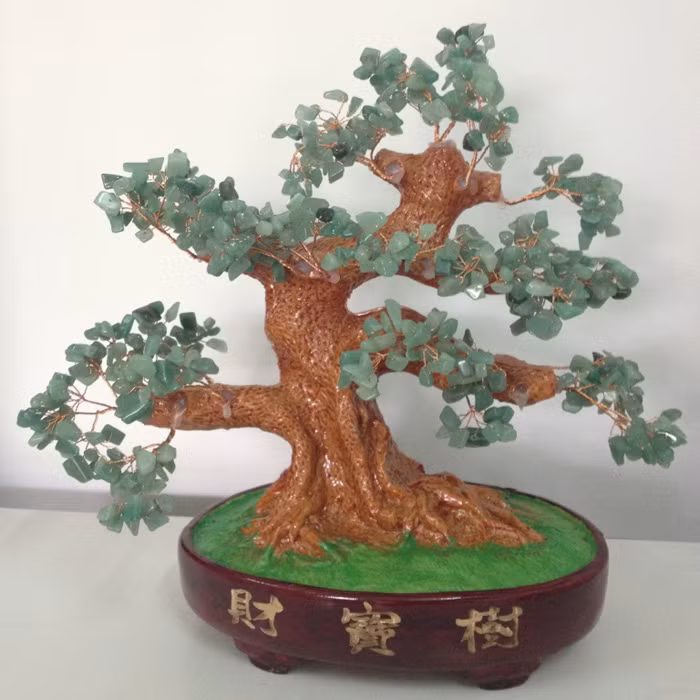 Các nghệ nhân cây cảnh luôn chứng tỏ khả năng sáng tạo tài ba của mình khi biến hóa sợi dây thép, những viên đá quý thành các tuyêt tác cây bonsai đá quý đẹp mê hồn. Ảnh: ĐSPL.