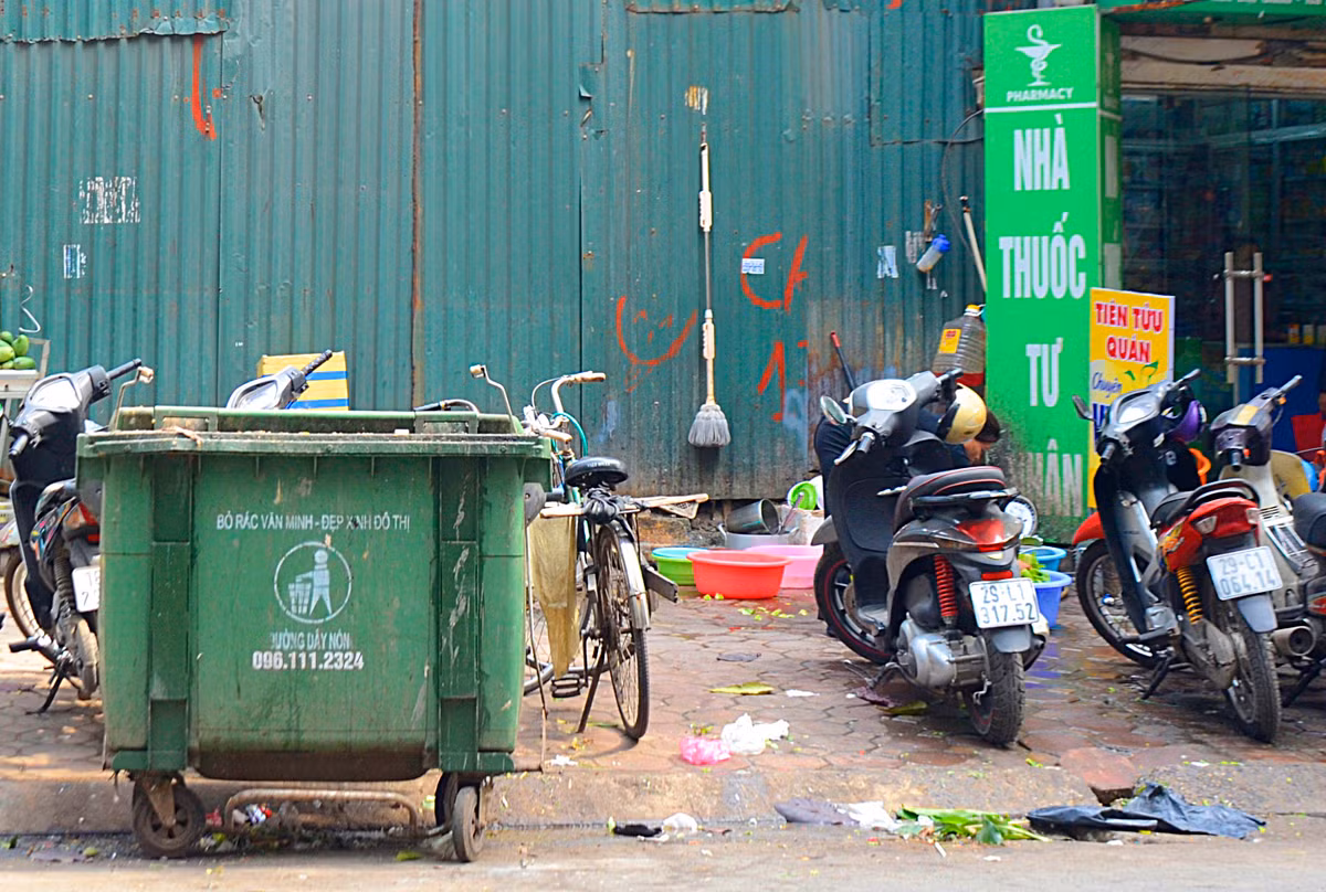 Mặt bên ngoài khu đất khá nhếch nhác với nước rửa và rác thải.