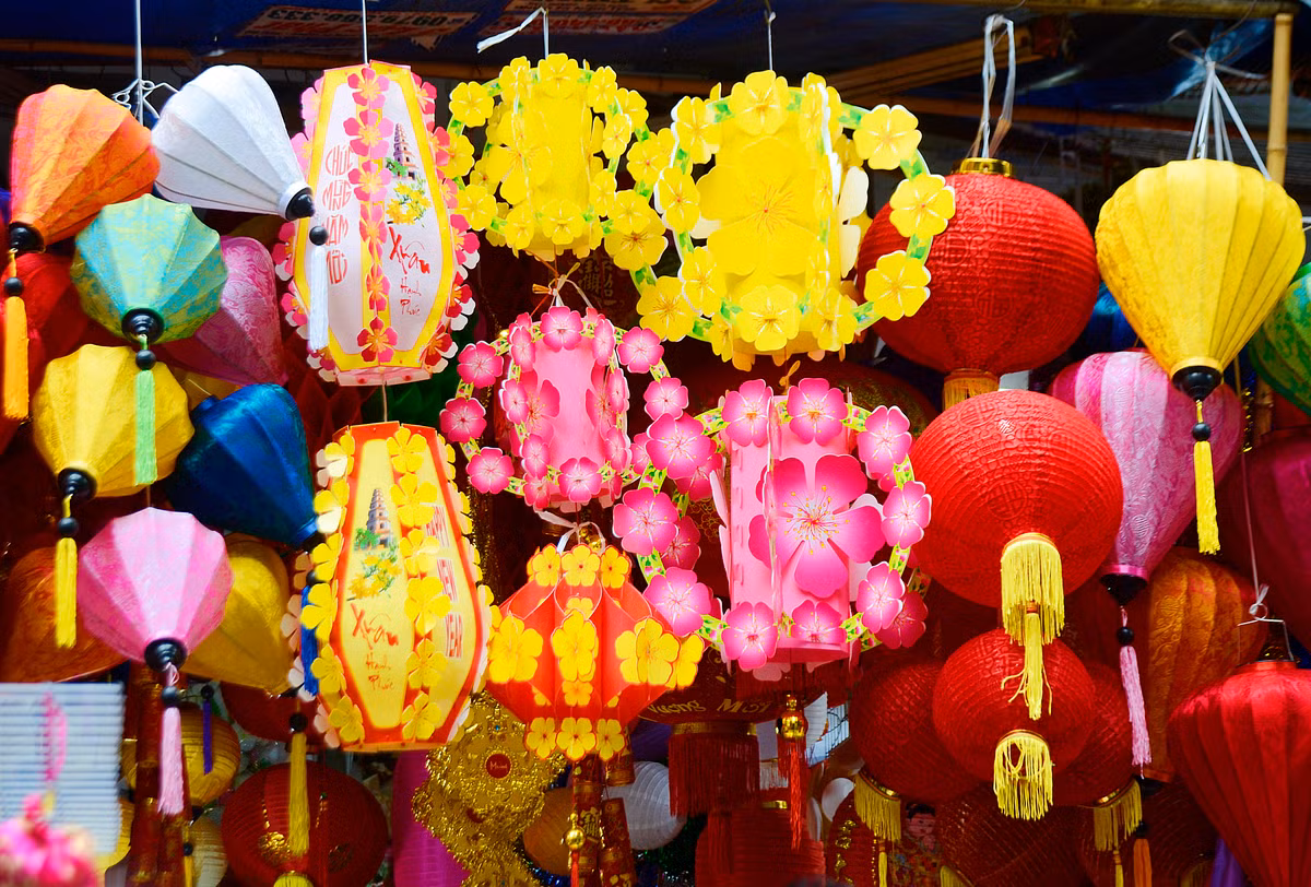 Vì đây là nơi tập trung các loại đồ tranh trí, từ rẻ tiền cho đến những sản phẩm cao cấp....