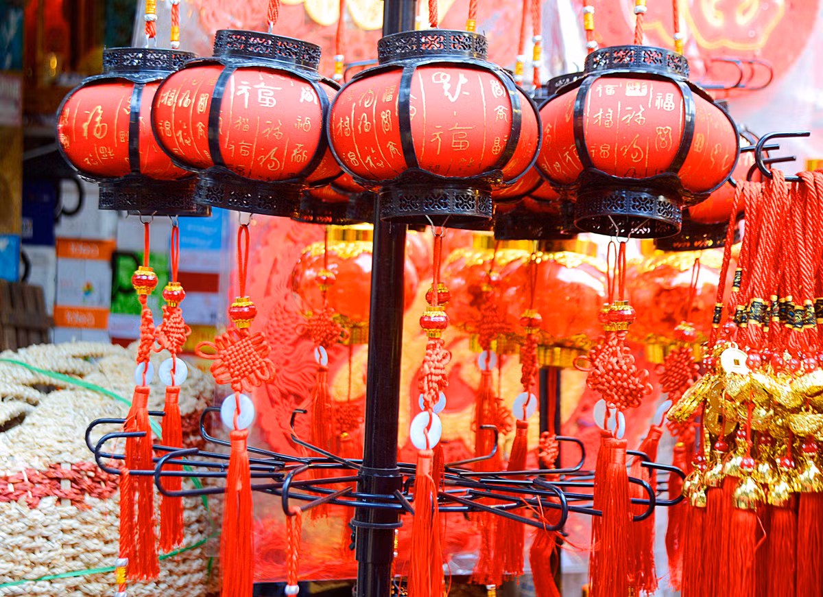 Chính vì thế các loại đồ trang trí vào dịp Tết năm nào cũng đông khách.