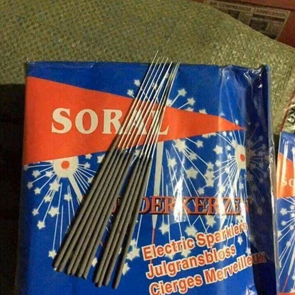 Pháo bông là loại pháo sáng hợp pháp cũng được bày bán nhộn nhịp trong dịp sát Tết. (Ảnh: Facebook "Thiệu **")