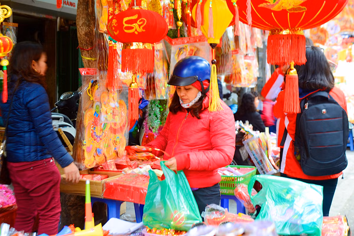 Cùng với đó, đồ cúng chúng sinh: lạc, khoai lang, trầu, cau... cũng được bày bán kèm với lễ cúng ông Công ông Táo.