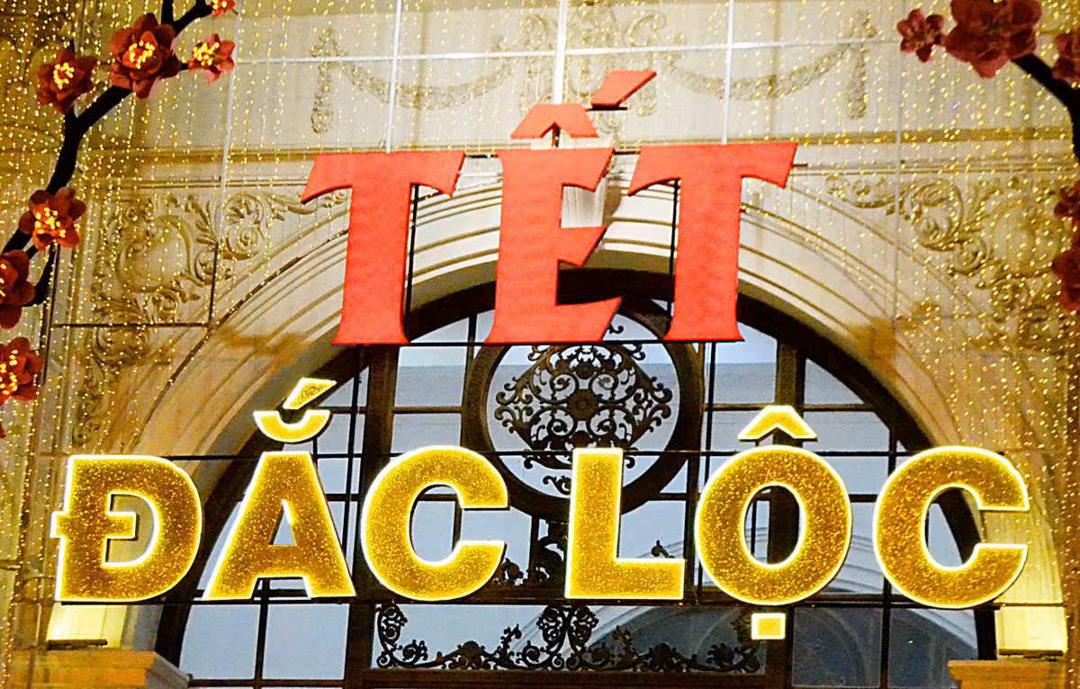 Khu đô thị - trung tâm thương mại Vincom Mega Mall Royal City (Thanh Xuân, Hà Nội) nổi bật với khu vực cổng màu vàng óng của đèn led.