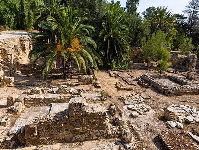 Điện thờ Tophet, Tunisia: Nhà sử học La Mã Diodorus từng đưa ra một câu chuyện khủng khiếp về người Carthage, rằng họ giết chính con đẻ của mình để hiến tế cho các vị thần. Những du khách can đảm có thể tới điện thờ để tham quan