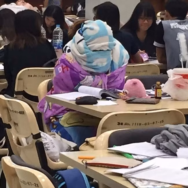 Bạn nhận ra rằng ở đây với nhiệt độ dưới 20 độ C được coi là rất lạnh. Bọc kín mít như thế này cô ấy có nhìn thấy gì không nhỉ?