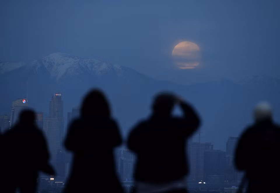 Siêu trăng mọc lên sau đường chân trời của trung tâm thành phố từ Công viên Kenneth Hahn ở Los Angeles, Mỹ. 