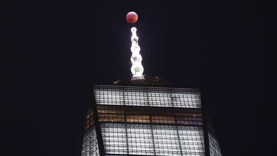 Siêu Trăng máu bên trên Trung tâm Thương mại Một thế giới ở Manhattan, New York, Mỹ.