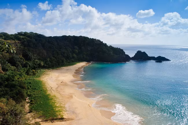 Bãi biển Baia do Sancho hình lưỡi liềm của Brazil được bao quanh bởi những vách đá tuyệt đẹp và làn nước trong xanh lấp lánh nên được coi là bãi biển đẹp nhất thế giới.