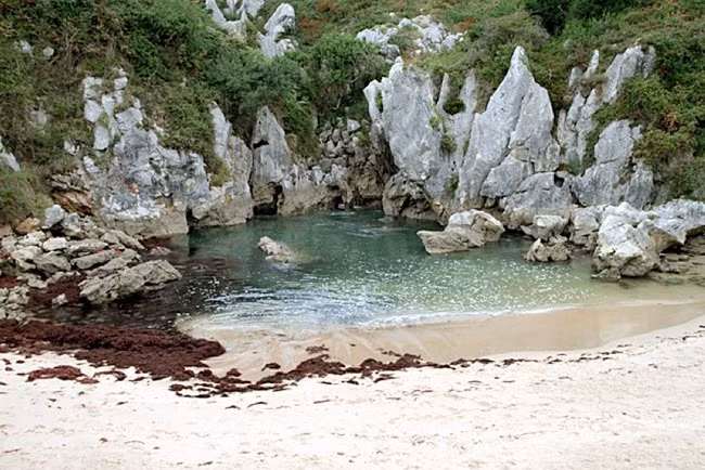 Bạn không hề nhìn nhầm đâu, Gulpiyuri thực sự là một bãi biển tuyệt đẹp của Tây Ban Nha chứ không phải là một hồ nước. Điều khác biệt là Gulpiyuri đứng tách biệt ra so với đại dương bao la còn lại.