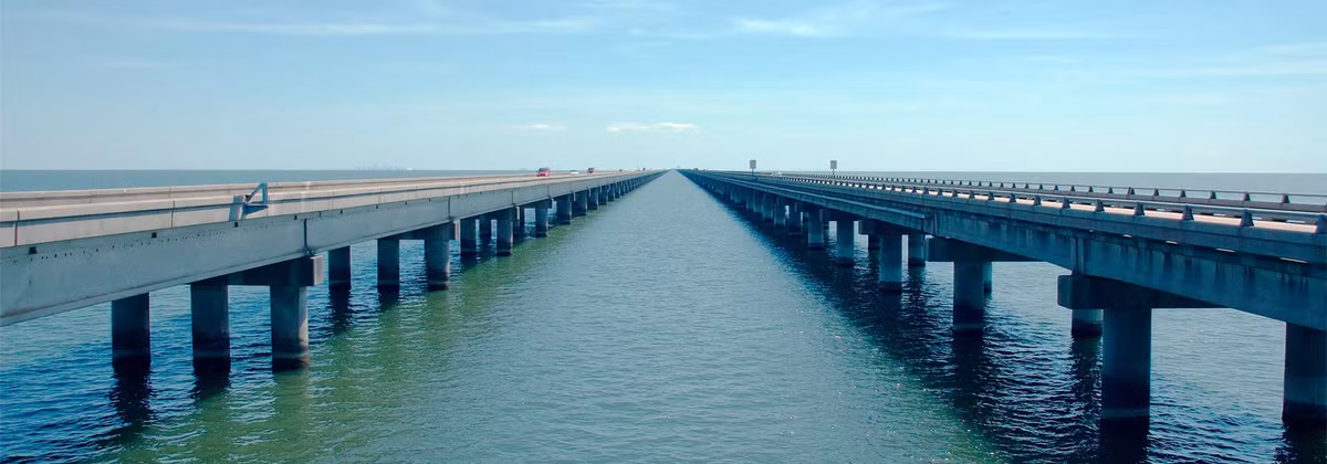 Cây cầu cũng thúc đẩy hoạt động kinh doanh của các cửa hàng bán lẻ và nhà hàng ở các thị trấn trên bờ bắc khi giúp người dân New Orleans và khách du lịch tiếp cận dễ dàng hơn. Ảnh: teleste.com.