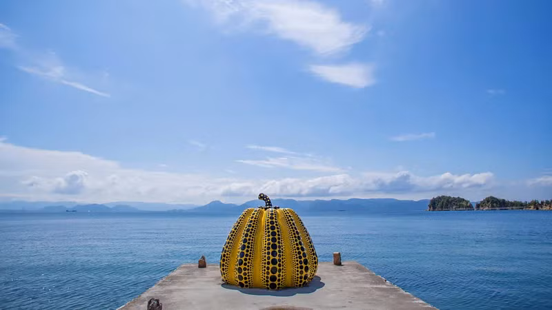 8. Naoshima, Nhật Bản: Là nơi có một trong những tác phẩm điêu khắc Bí ngô chấm bi màu vàng mang tính biểu tượng của Yayoi Kusama, hòn đảo Naoshima của Nhật Bản đã trở thành điểm đến không thể bỏ qua đối với những người sành sỏi về nghệ thuật và kiến trúc đương đại.