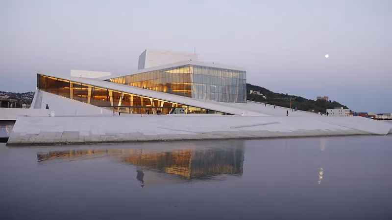 1. Oslo, Na Uy: Thủ đô Oslo, nổi tiếng với kiến trúc hiện đại, là một trong những điểm du lịch thế giới bạn không nên bỏ lỡ năm 2025. Oslo là một trong những thành phố có nhiều rừng nhất châu Âu và thủ đô bền vững nhất thế giới. (Nguồn ảnh: BBC/Getty/Alamy)