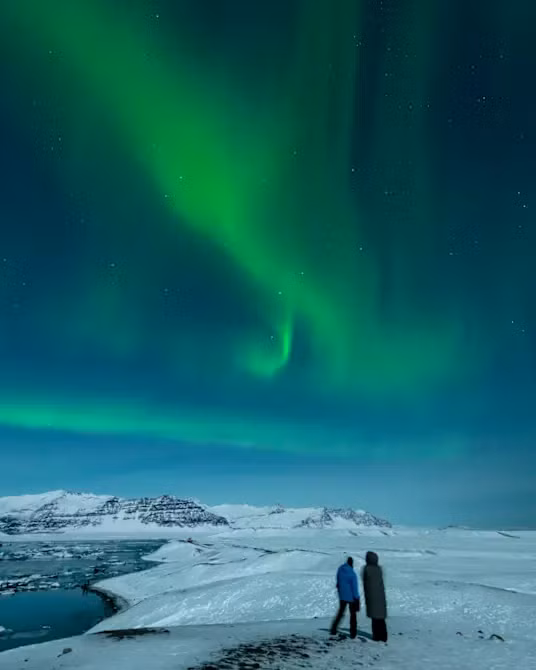 Reykjavík, Iceland: Bạn có thể khám phá cảnh quan núi lửa tuyệt đẹp, mạch nước phun trào và các sông băng rộng lớn. Đây cũng là địa điểm lý tưởng đến ngắm cực quang phương bắc. Ảnh: re.is.