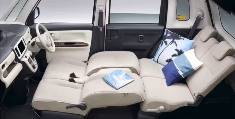 Bên trong nội thất, Daihatsu trang bị rất nhiều không gian thực tiễn cho xe như bộ ghế phía sau có thể gấp lại được và còn mang theo các khay đựng đồ ở phía dưới giúp cho việc đi mua sắm của chị em được tiện nghi hơn.