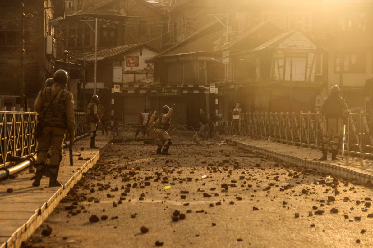 Những mảnh đá ném từ sau một cuộc đụng độ giữa thanh niên Kashmir và lực lượng Ấn Độ tại khu Habba Kadal.
