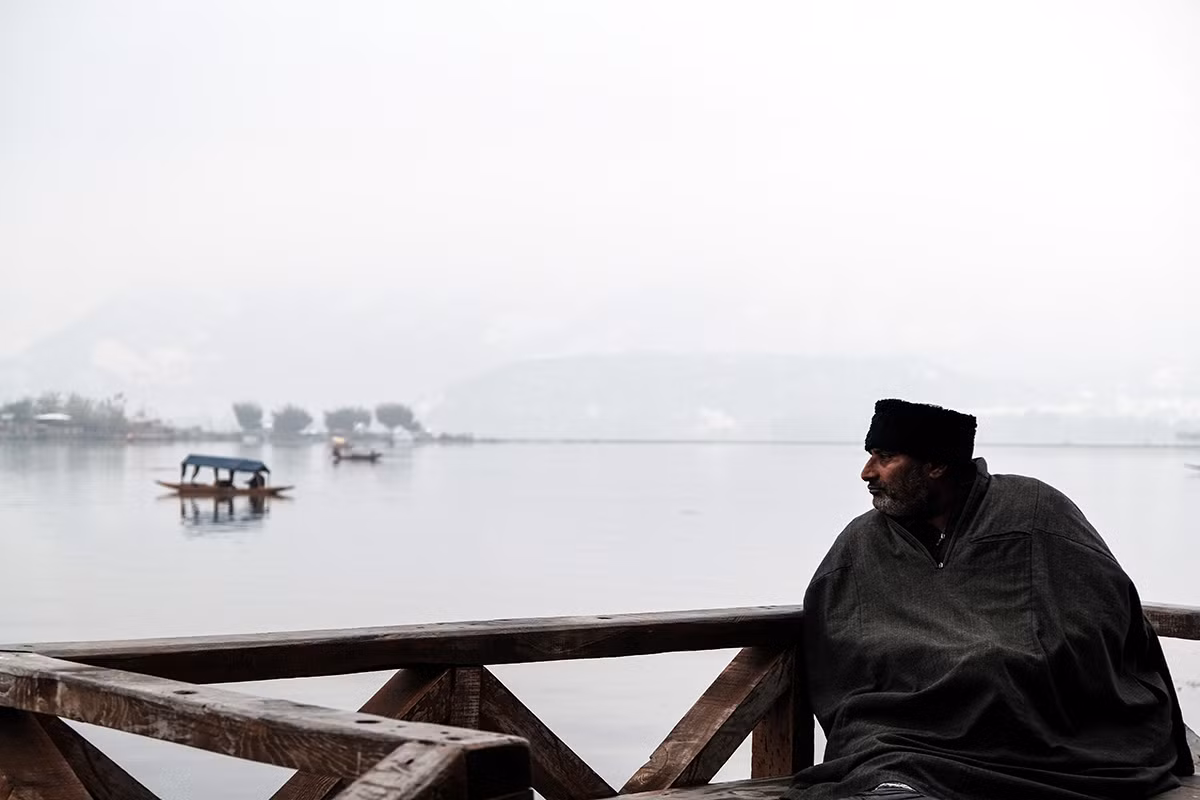 Kể cả hoạt động du lịch tại khu vực cũng đã bị ảnh hưởng nghiêm trọng. Abdul Rashid, một người chèo thuyền tại hồ Dal cho rằng sẽ mất hàng năm trời để việc kinh doanh du lịch có thể hồi phục. Mời độc giả xem thêm video về vụ một doanh trại Quân đội Ấn Độ ở Kashmir bị tấn công (Nguồn: VTC14)