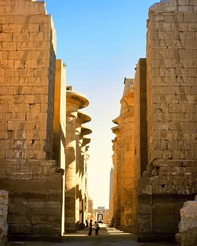 Toàn bộ khu di tích đền Karnak gồm rất nhiều công trình đồ sộ, có quy mô lớn. Đây từng là một trung tâm tôn giáo lớn của Ai Cập cổ đại.