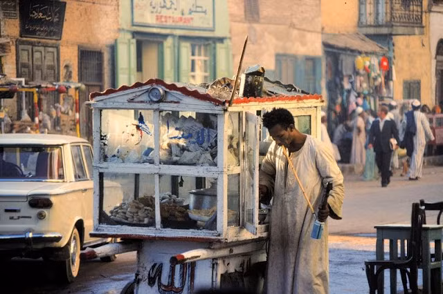 Người đàn ông bán đồ ăn vỉa hè ở Luxor.