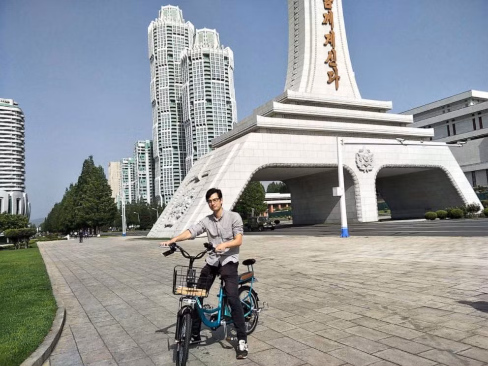 Alek Sigley chụp ảnh trước Tháp Vĩnh Hằng tháng 5/2018. Sigley chia sẻ anh hòa nhập khá dễ dàng vào đời sống ở Triều Tiên mà không bị chú ý nhiều.