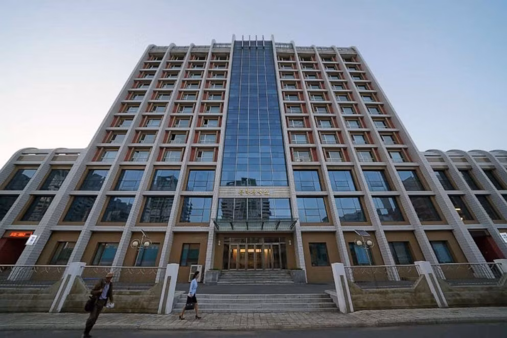 Alek Sigley theo học tại Đại học Kim Nhật Thành - một trong những ngôi trường danh giá nhất đất nước Triều Tiên. Anh miêu tả khuôn viên trường rất "xanh", có trật tự và khá hiện đại. Trong ảnh là tòa nhà ký túc xá dành cho sinh viên nước ngoài tại Đại học Kim Nhật Thành.