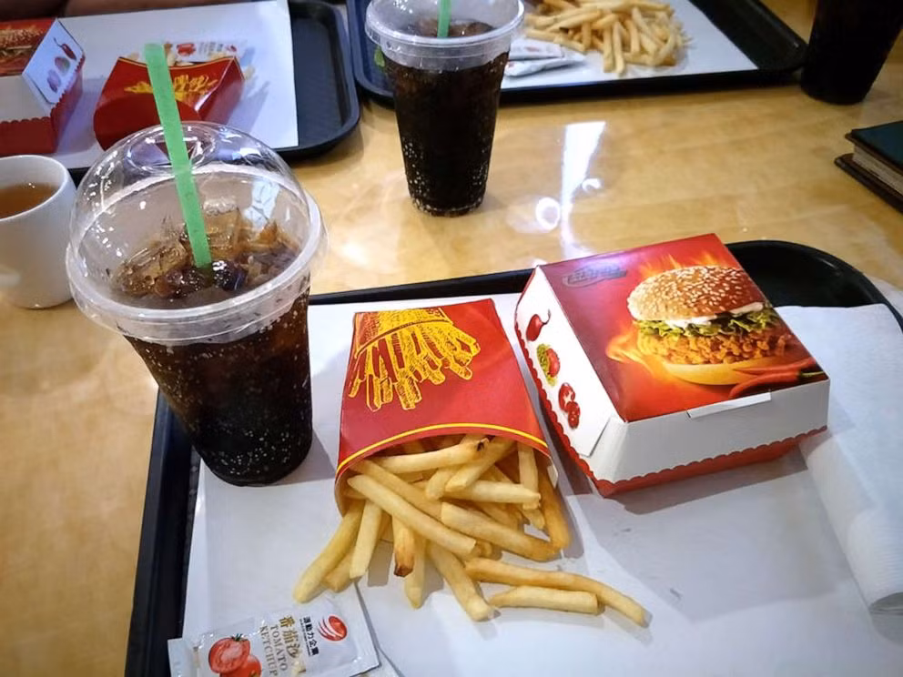 Những món ăn nhanh phổ biến như hamburger cũng đã bắt đầu xuất hiện. Tuy nhiên, theo Sigley, những nhà hàng này đa số chỉ phục vụ tầng lớp thượng lưu và du học sinh do có mức giá khá cao so với điều kiện sống của người dân.