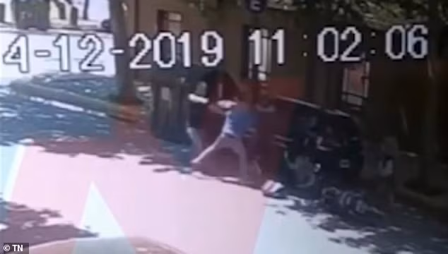 Kinh hoang khoanh khac ten cuop ban chet trieu phu Anh giua duong