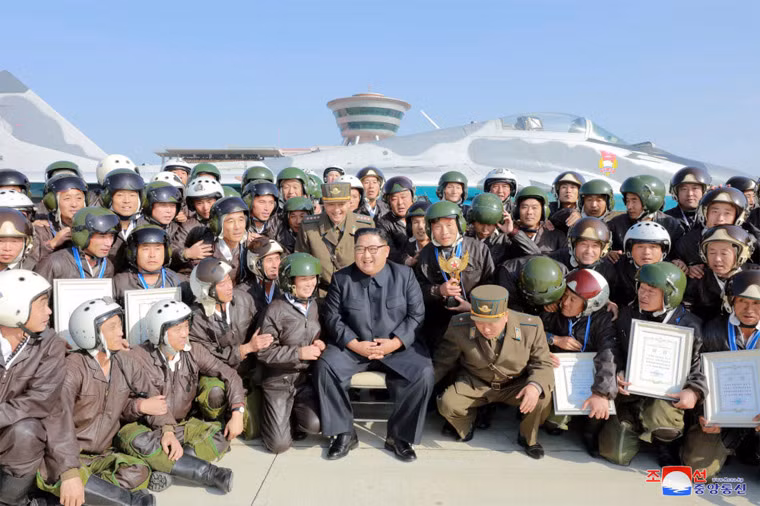 Ông Kim Jong-un chụp ảnh lưu niệm cùng mọi người tham dự cuộc thi do Không quân Quân đội Nhân dân Triều Tiên tổ chức tại sân bay Wonsan Kalma năm 2019. Mời độc giả xem thêm video: Nhà lãnh đạo Triều Tiên tặng kiếm truyền thống cho Tổng thống Nga (Nguồn: VTC1)