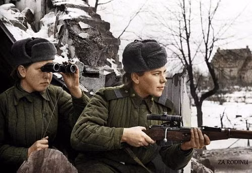Tháng 5/1944 - chỉ khoảng một tháng sau khi ra trận, Roza Shanina đã vinh dự trở thành nữ xạ thủ bắn tỉa đầu tiên được trao tặng Huân chương Vinh quang của nhà nước Xô Viết. Cô cũng mau chóng trở nên nổi tiếng với khả năng song sát - hạ 2 kẻ địch liên tiếp trong một khoảng thời gian ngắn. Ảnh: Roza Shanina với khẩu Mosin Nagant huyền thoại.