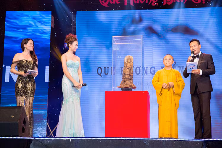 Để gây quỹ hỗ trợ các học sinh, sinh viên nghèo, Ngọc Diễm đứng ra điều phối phần đấu giá vật phẩm một chuỗi ngọc trai và một tượng Phật bằng trầm hương thu được gần 500 triệu. 