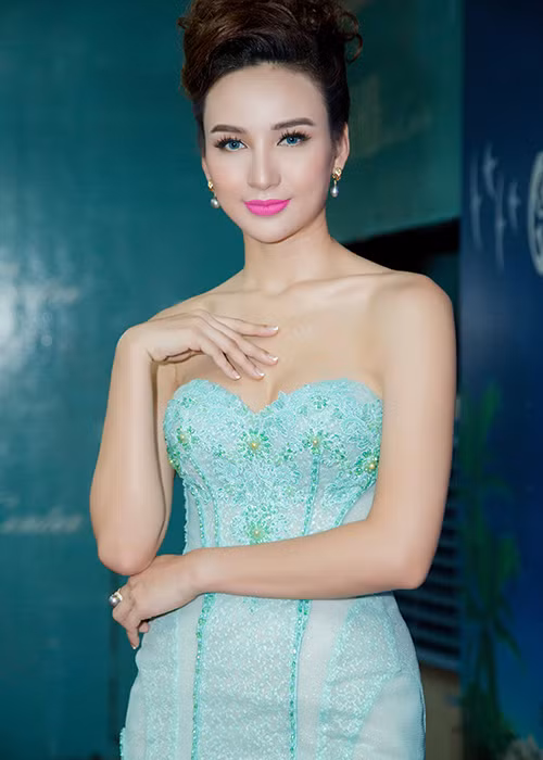 Hoa hậu Du lịch Việt Nam 2008 hiện là một trong những MC đắt show của Vbiz. Ngoài ra, cô còn gặt hái những thành công nhất định trong lĩnh vực kinh doanh. 
