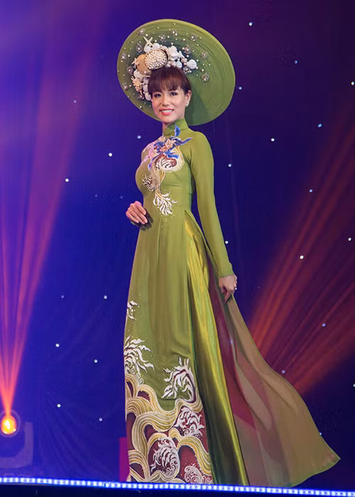 Dàn người đẹp tham gia trình diễn thời trang trong đêm nhạc tối qua còn có sự góp mặt của diễn viên Băng Châu. 