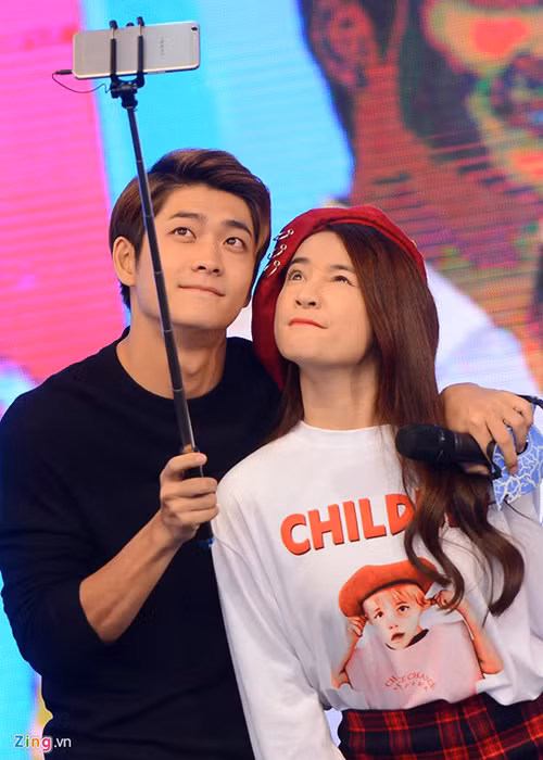 Nhã Phương nhí nhảnh bên Kang Tae Oh trong chương trình “Bữa trưa vui vẻ” vào tháng 10 vừa qua. (Ảnh: Zing)