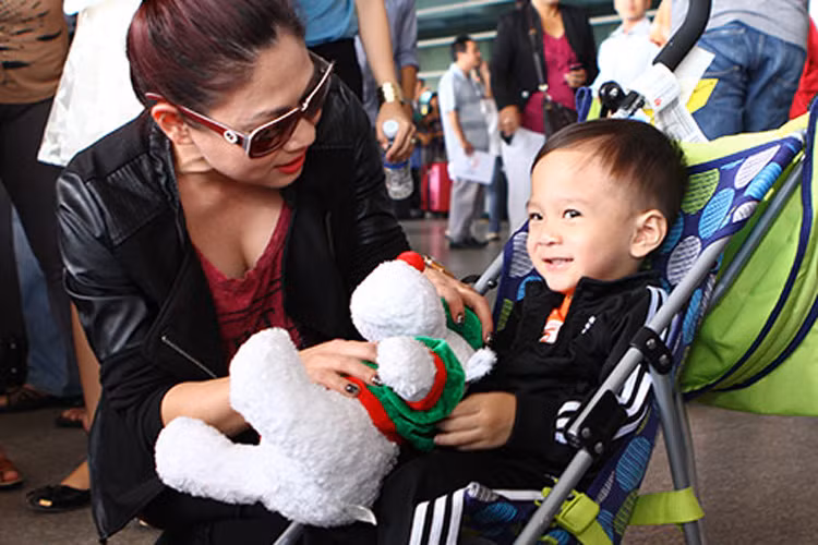 Con trai nuôi Thanh Thảo được mẹ nuôi và mẹ ruột là Thụy Anh chăm chút khá kỹ lưỡng về trang phục. (Ảnh: Khám Phá)