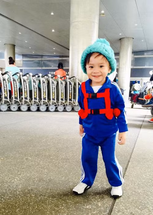 Ngoài mũ lưỡi trai, giày thể thao cũng là món đồ mà bé Jacky Minh Trí thường chọn khi tới phi trường. (Ảnh: Facebook Thanh Thảo)
