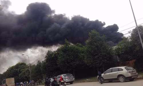 Cột khói vụ hỏa hoạn cao hàng chục mét. Ảnh: CTV.