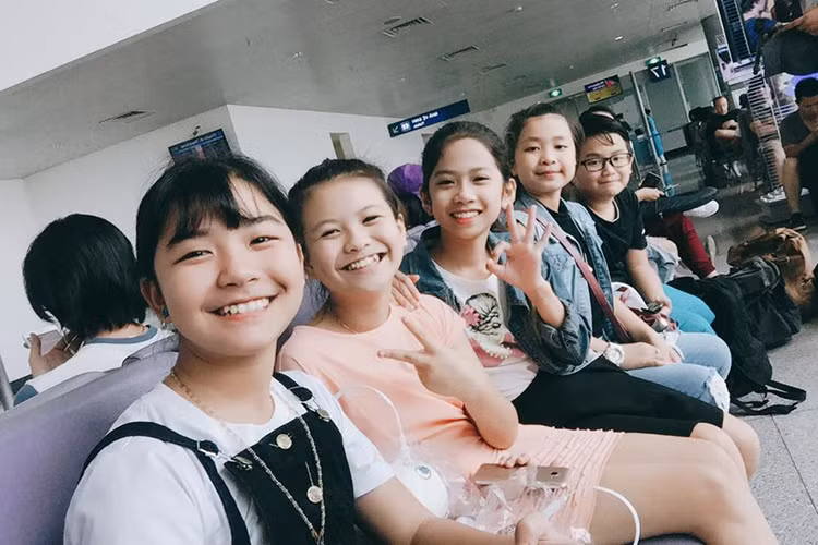 Các học trò của Noo Phước Thịnh tỏ ra vô cùng háo hức cho chuyến đi nước ngoài. (Ảnh: Facebook Trần Khánh Huyền)